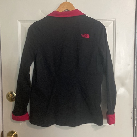 The NorthFace Women’s lightweight coat. - Picture 2 of 5